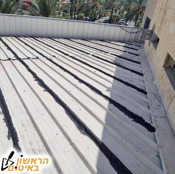איטום חיבורים בגג פנל מבודד